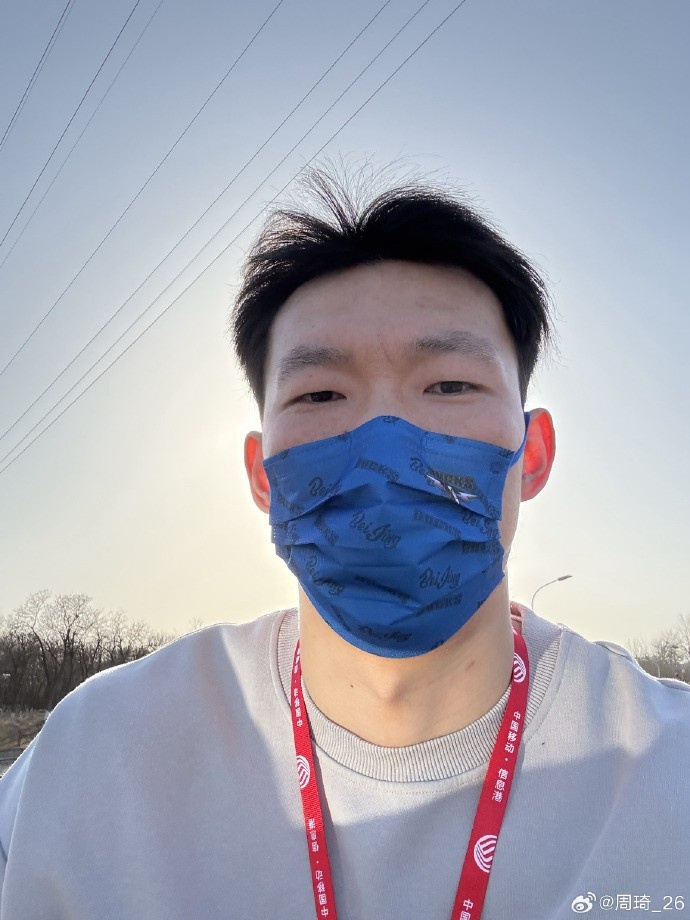 悠闲!周琦骑京牌电动车出行:太阳出来了 开京牌兜兜风!